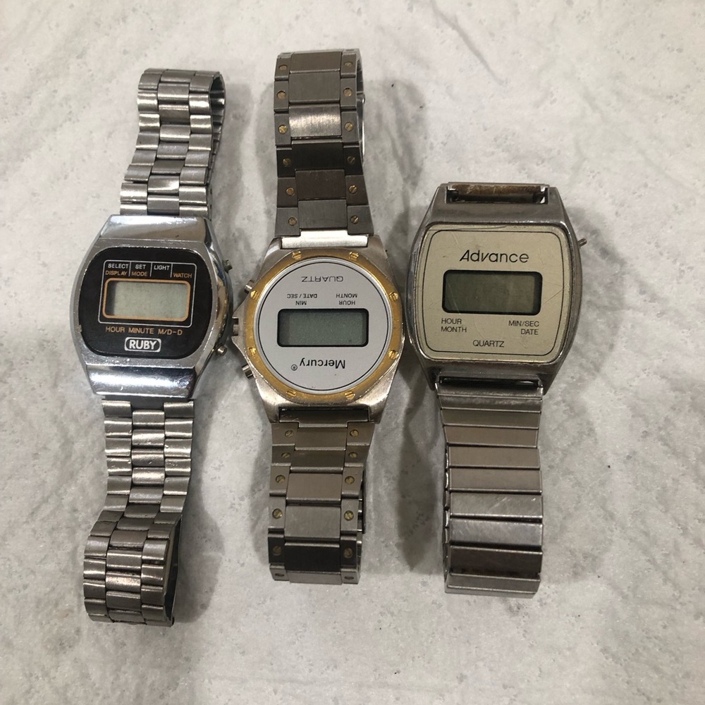 Silver Smartwatch With Digital Display And Retro Design